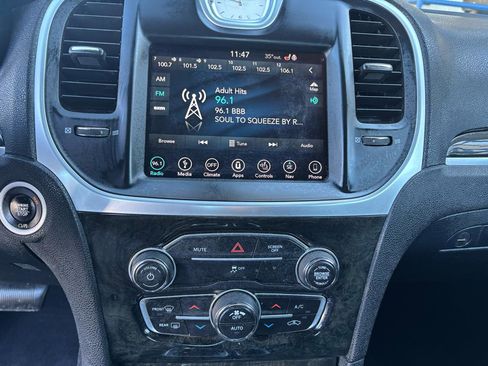 Used 2019 Chrysler 300 Limited AWD/4WD image 17