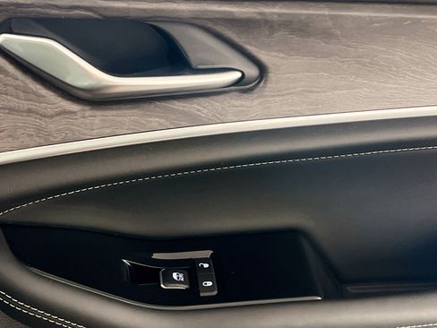 Used 2023 Jeep Grand Cherokee Overland image 32