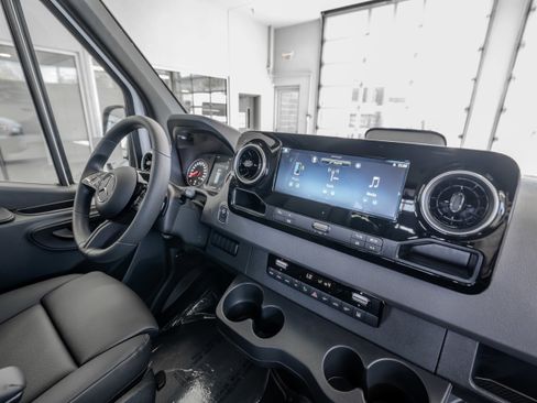 Used 2025 Mercedes-Benz Sprinter 2500 image 19