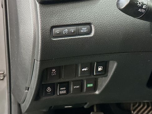 Used 2018 Nissan Rogue SV w/ Premium Package AWD/4WD image 17