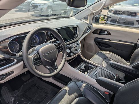 Used 2024 Chrysler Pacifica Limited FWD image 9