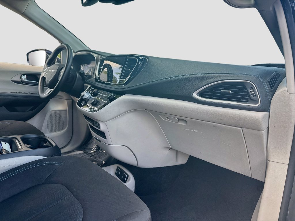 Used 2021 Chrysler Pacifica Touring FWD image 31