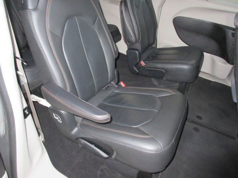 Used 2019 Chrysler Pacifica Touring-L Plus w/ Advanced Safetytec Group image 18