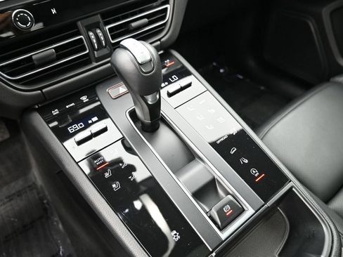Certified 2023 Porsche Macan AWD/4WD image 24