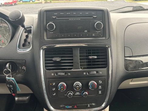 Used 2012 Dodge Grand Caravan SXT FWD image 28