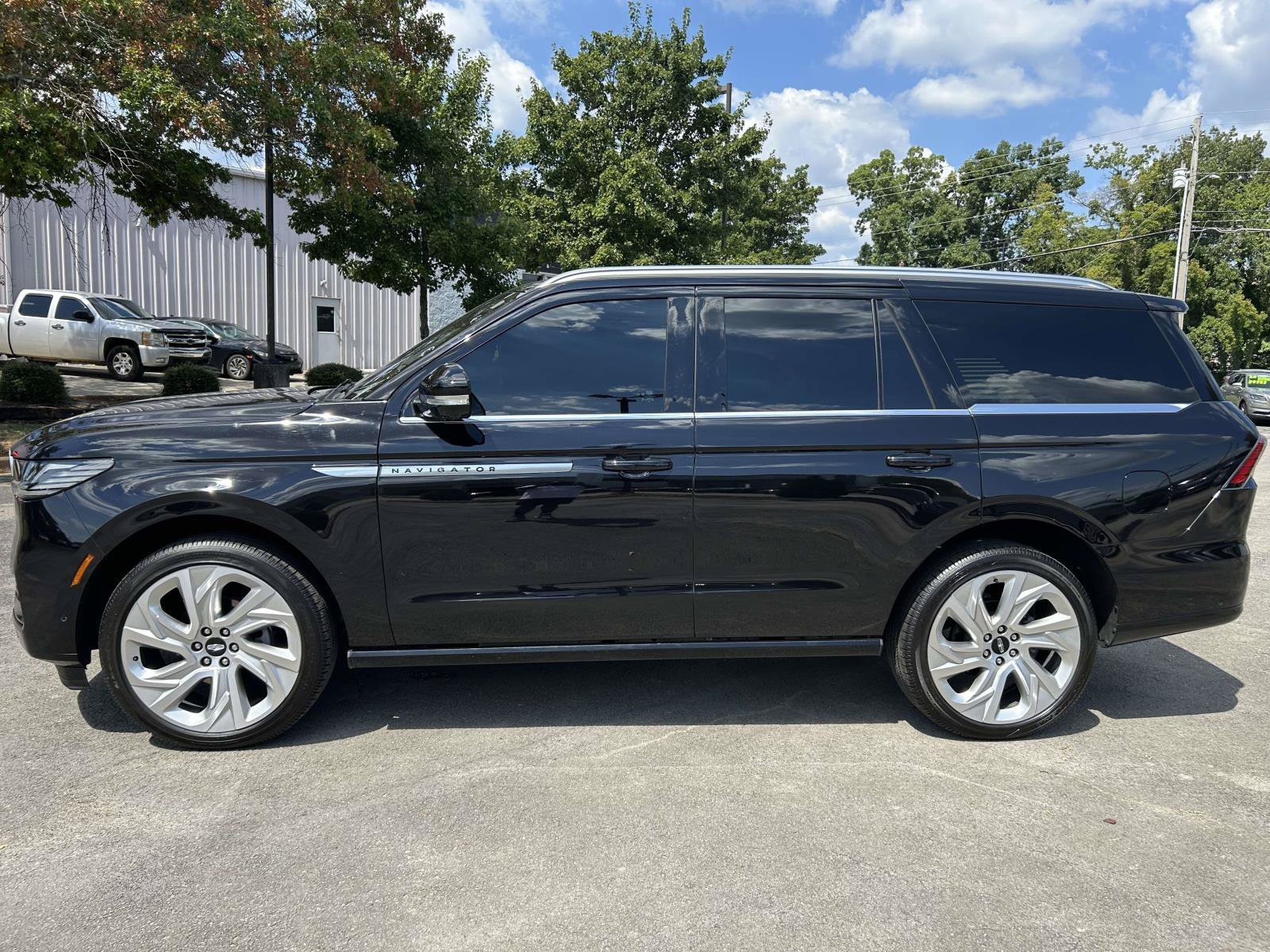 Certified 2025 Lincoln Navigator Reserve AWD/4WD image 8
