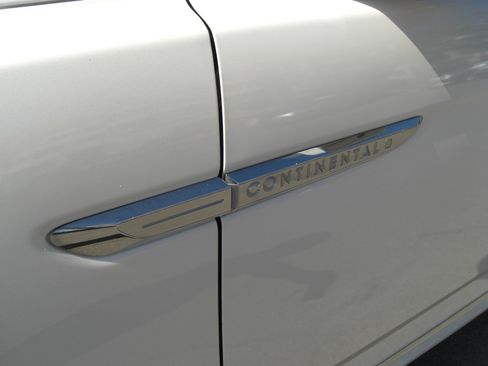 Used 2017 Lincoln Continental Premiere image 7