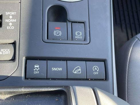 Used 2020 Toyota Highlander LE image 32