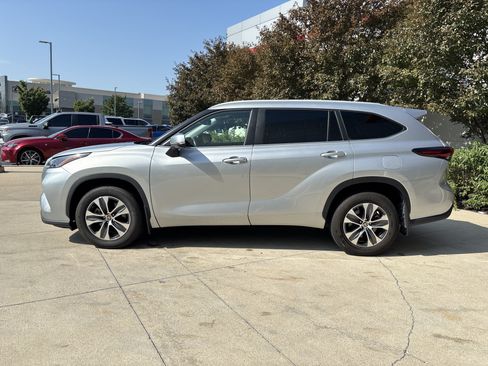 Used 2024 Toyota Highlander XLE AWD/4WD image 9