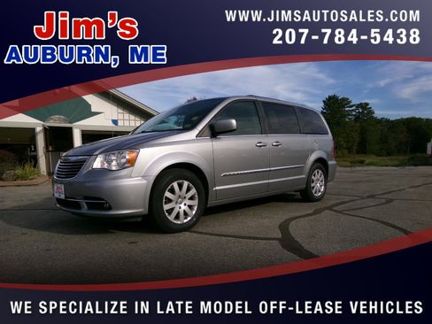 Used 2016 Chrysler Town & Country Touring image 1