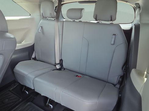 Certified 2021 Toyota Sienna XLE FWD image 12