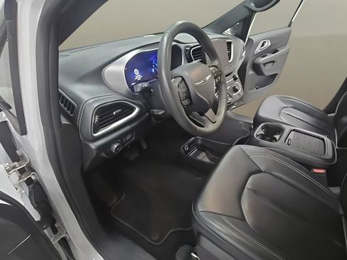 Used 2024 Chrysler Pacifica Limited FWD image 13