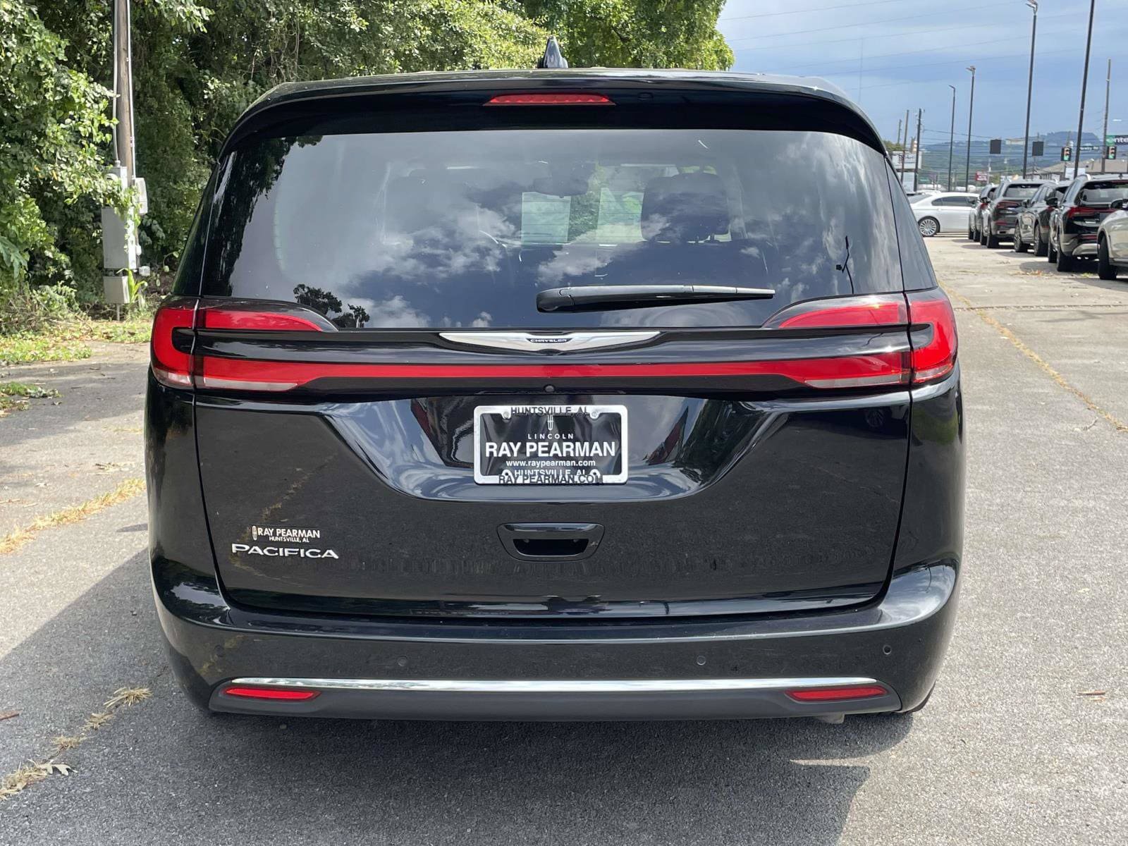 Used 2024 Chrysler Pacifica Touring-L FWD image 4