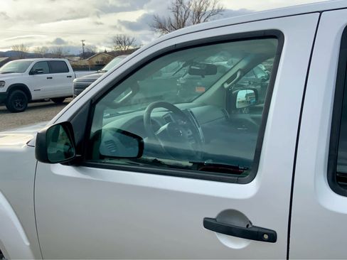 Used 2012 Nissan Frontier SV image 12