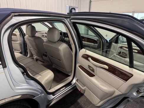 Used 2006 Lincoln Town Car Signature RWD image 19