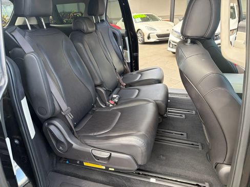 Used 2023 Kia Carnival LX FWD image 11