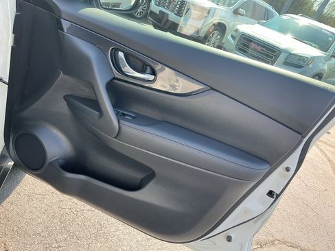 Used 2018 Nissan Rogue SV image 35