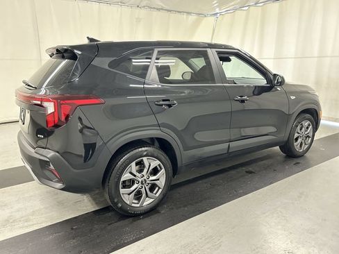 Used 2024 Kia Seltos LX AWD/4WD image 2