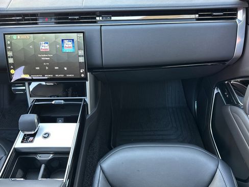 Used 2025 Land Rover Range Rover SE image 29