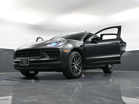 Certified 2025 Porsche Macan AWD/4WD image 38