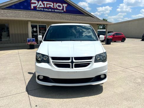 Used 2019 Dodge Grand Caravan GT image 2