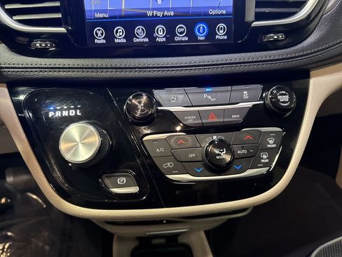 Used 2017 Chrysler Pacifica Limited w/ UConnect Theater Package FWD image 26