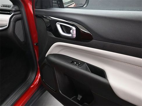 Used 2025 Jeep Compass Limited image 24