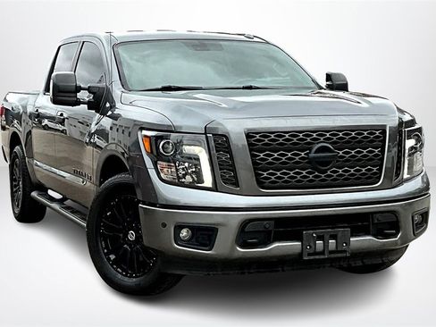 Used 2018 Nissan Titan PRO-4X image 3