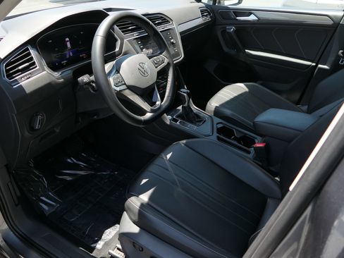 Used 2024 Volkswagen Tiguan SE FWD image 12