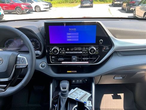 New 2026 Toyota Highlander Platinum AWD/4WD image 13