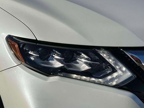 Used 2019 Nissan Rogue SL w/ Premium Package image 10