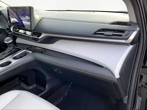 Used 2025 Toyota Sienna XLE image 19