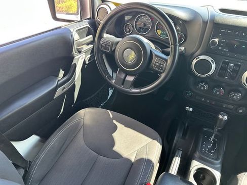 Used 2017 Jeep Wrangler Unlimited Sahara w/ Connectivity Group AWD/4WD image 19