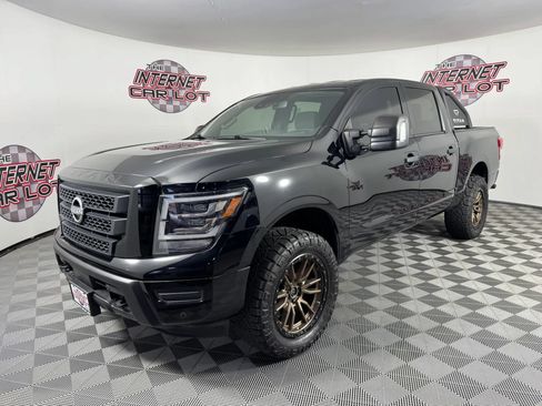 Used 2024 Nissan Titan SV w/ SV Convenience Package AWD/4WD image 3