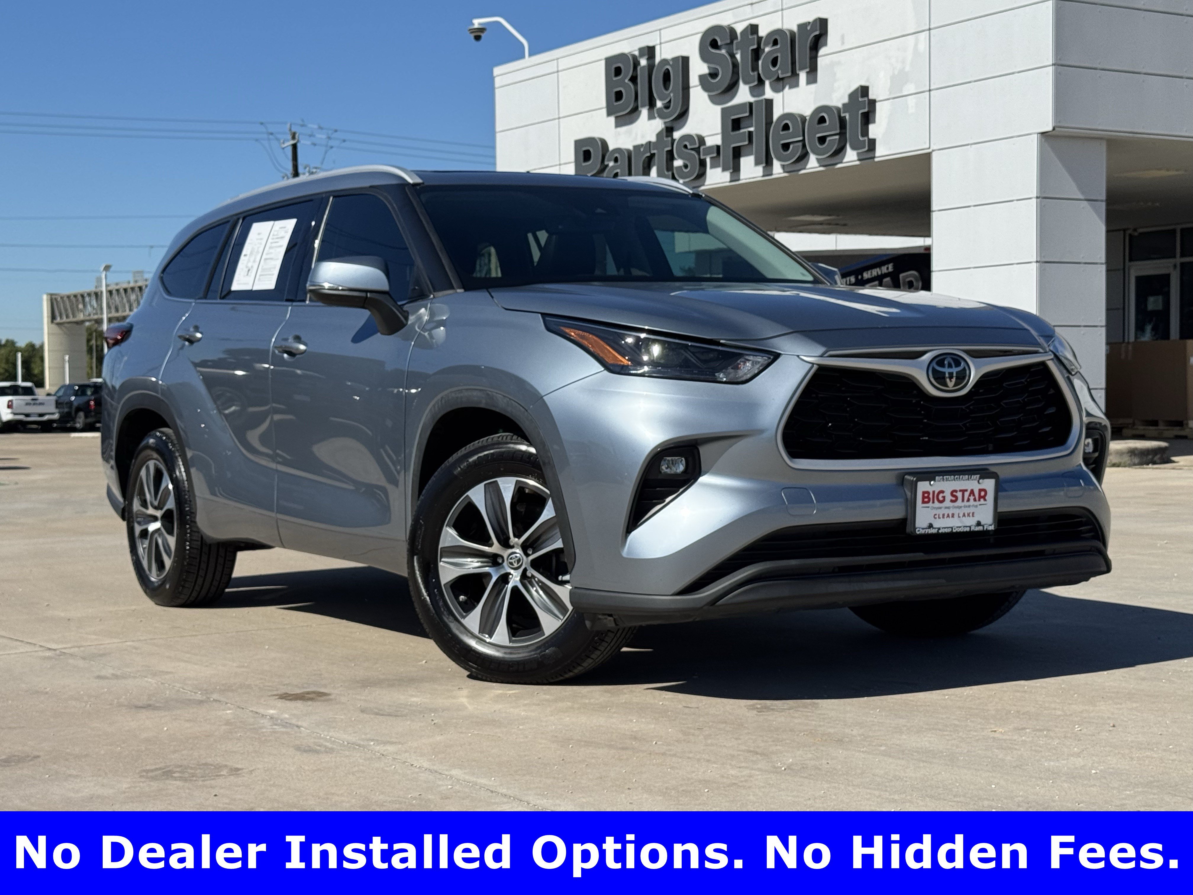 Used 2022 Toyota Highlander XLE FWD image 2