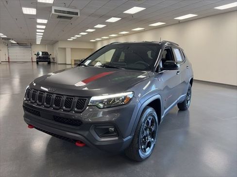 Used 2023 Jeep Compass Trailhawk w/ Trailhawk Elite Group AWD/4WD image 3