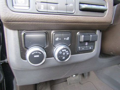 Used 2022 GMC Yukon XL Denali w/ Denali Premium Package image 16