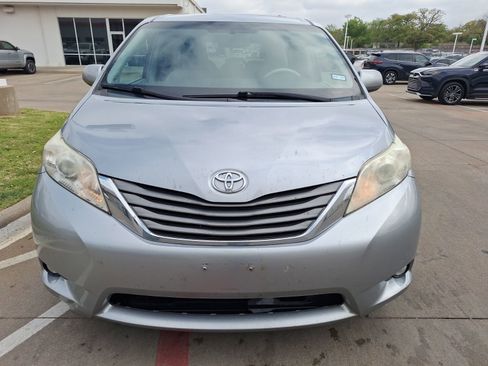 Used 2014 Toyota Sienna XLE image 9