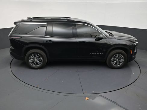 Used 2025 Chevrolet Traverse LT FWD image 16