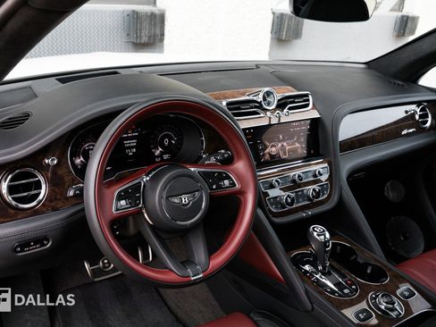 Used 2025 Bentley Bentayga image 23