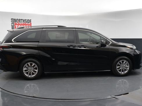 Used 2025 Toyota Sienna LE image 5