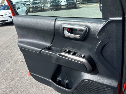 Used 2016 Toyota Tacoma TRD Off-Road w/ Towing Package image 12