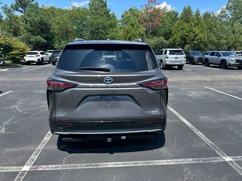 Used 2023 Toyota Sienna Platinum AWD/4WD image 5