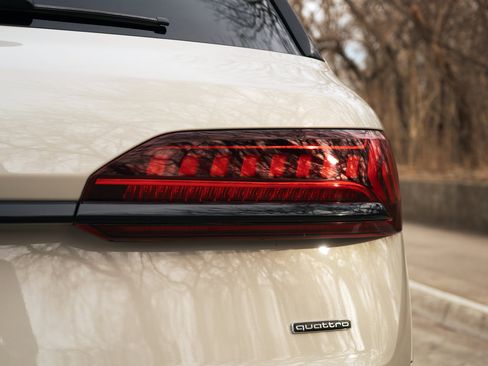 Used 2022 Audi Q7 Premium Plus image 13