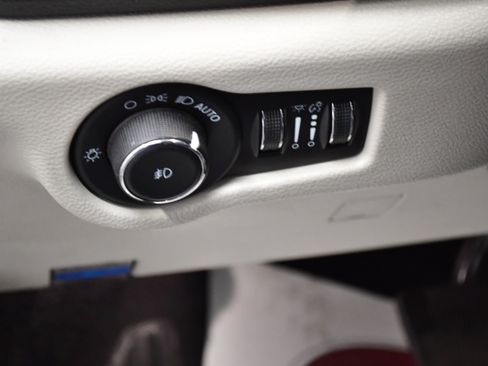 Used 2023 Chrysler Pacifica Limited FWD image 17