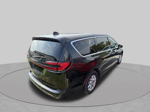 Used 2023 Chrysler Pacifica Touring-L FWD image 8