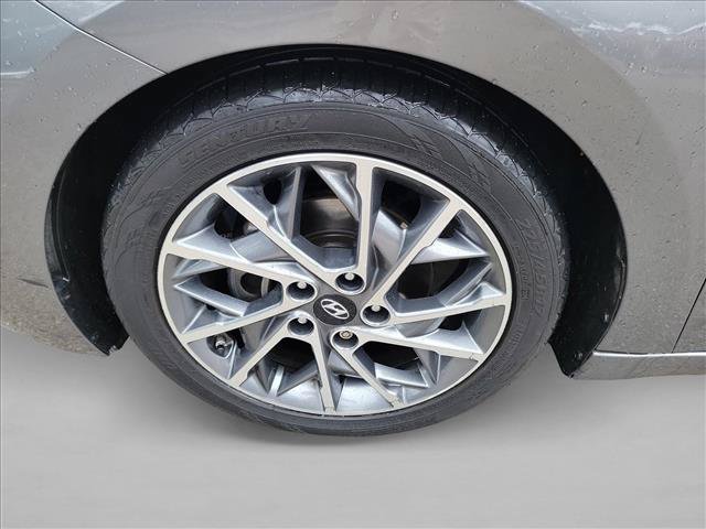 Used 2020 Hyundai Elantra Limited w/ Cargo Package (C1) FWD image 6