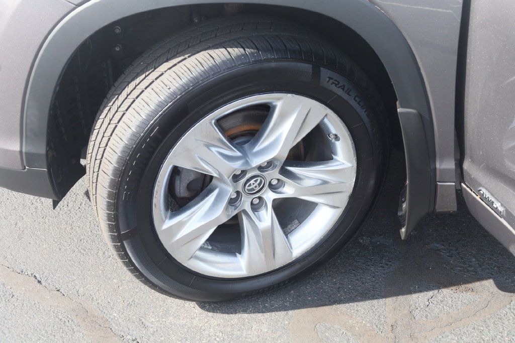 Used 2017 Toyota Highlander Limited AWD/4WD image 32
