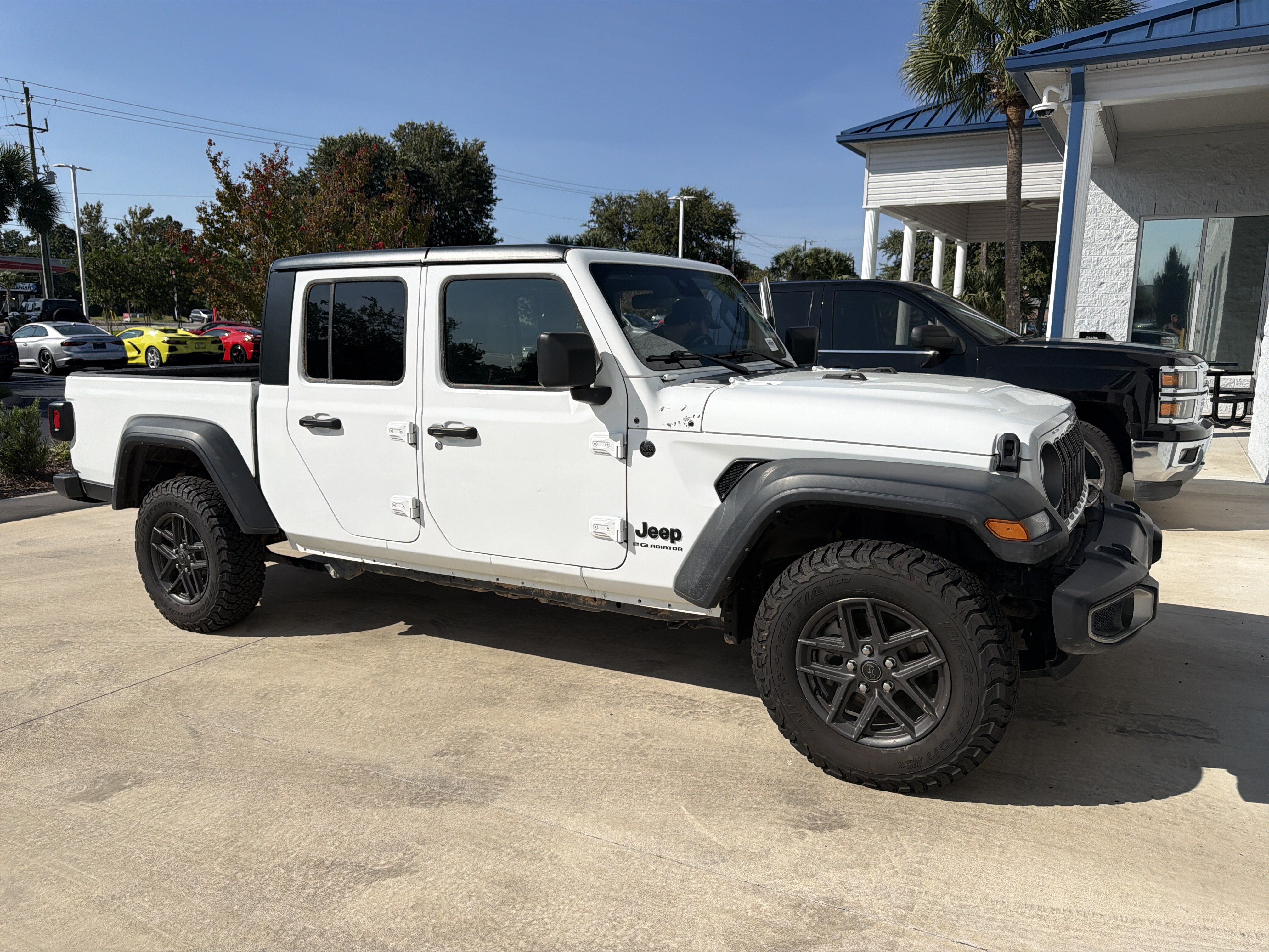 Used 2025 Jeep Gladiator Sport AWD/4WD image 2