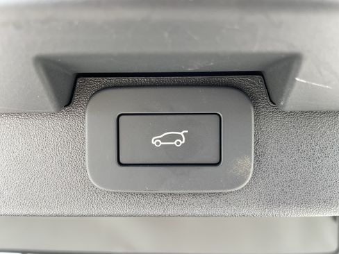 Used 2025 Land Rover Discovery S AWD/4WD image 42